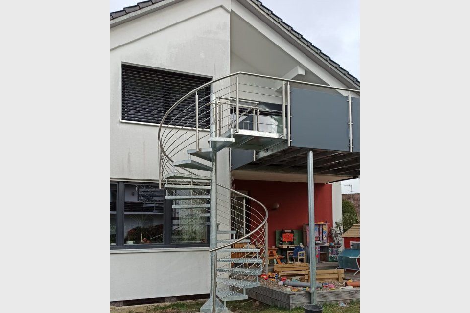 Schummer Metallbau haus mit Balkon mit einer Treppe