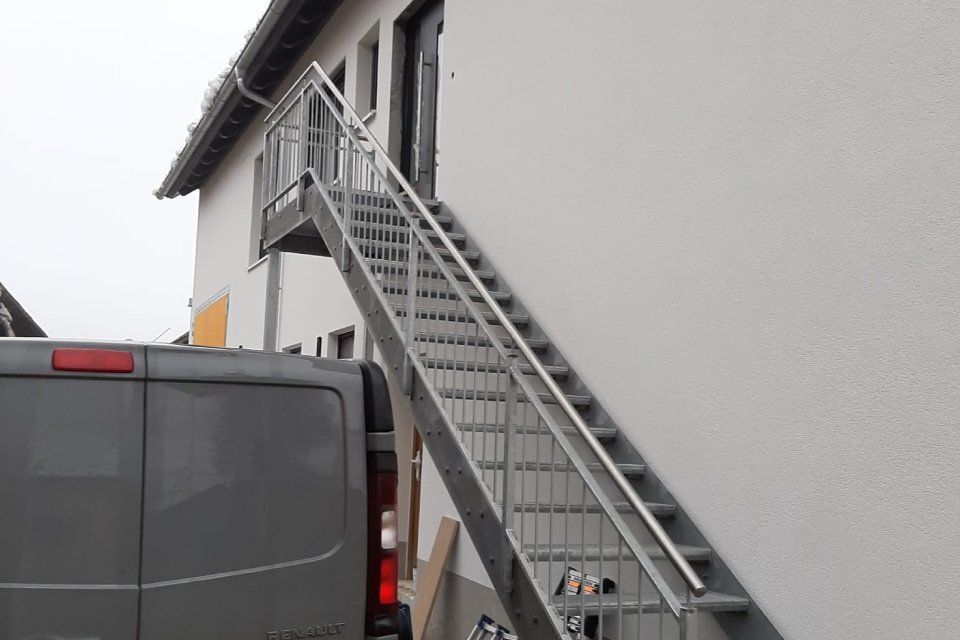 Schummer Metallbau haus mit Balkon mit einer Treppe