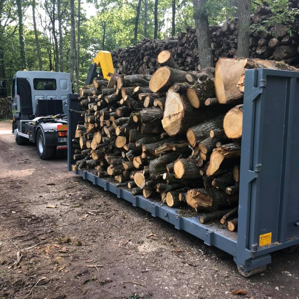 Chargement de bois sur une remorque d'un camion.