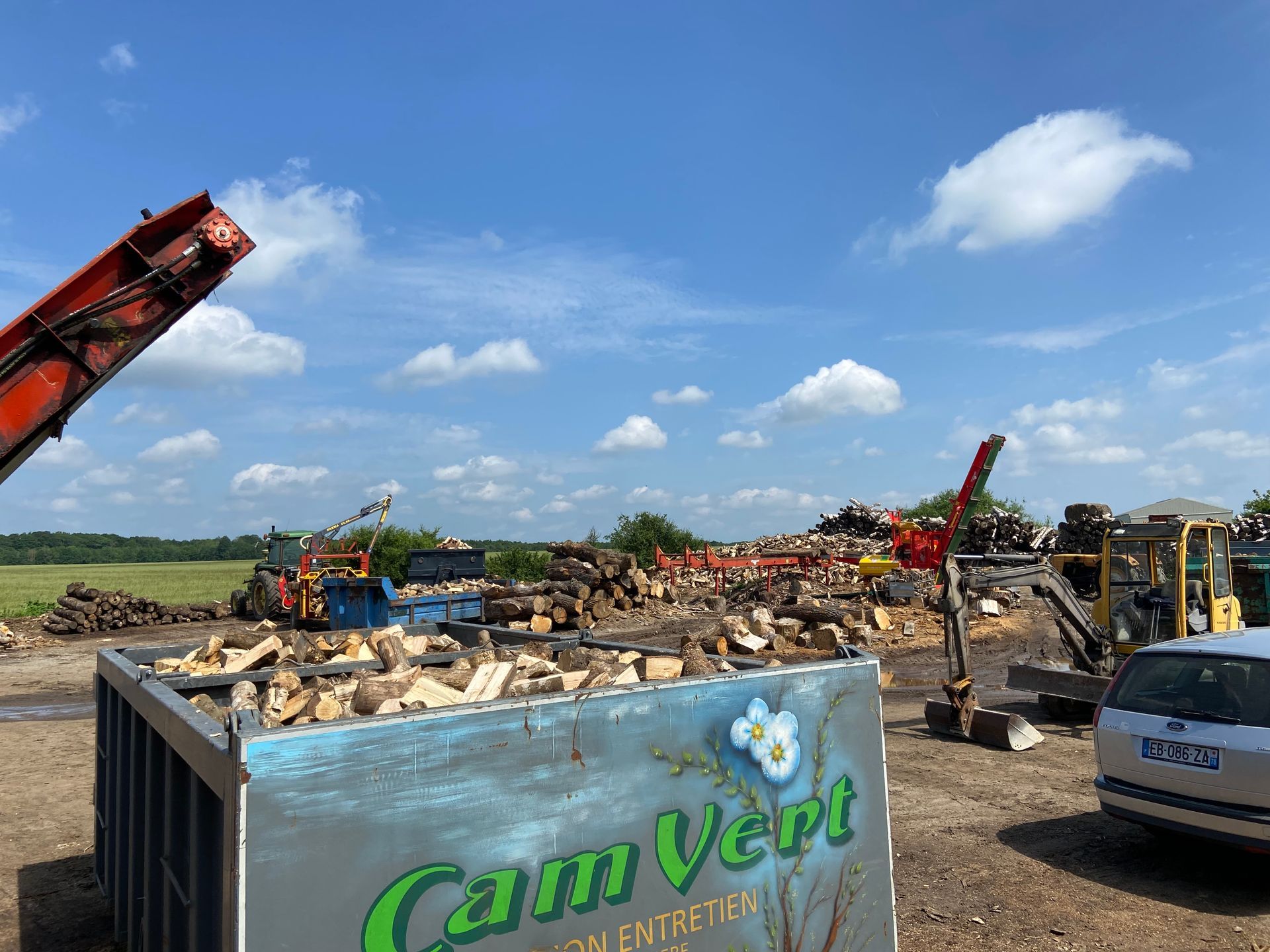 Remorque à l'effigie de Cam Vert remplie de bois de chauffage