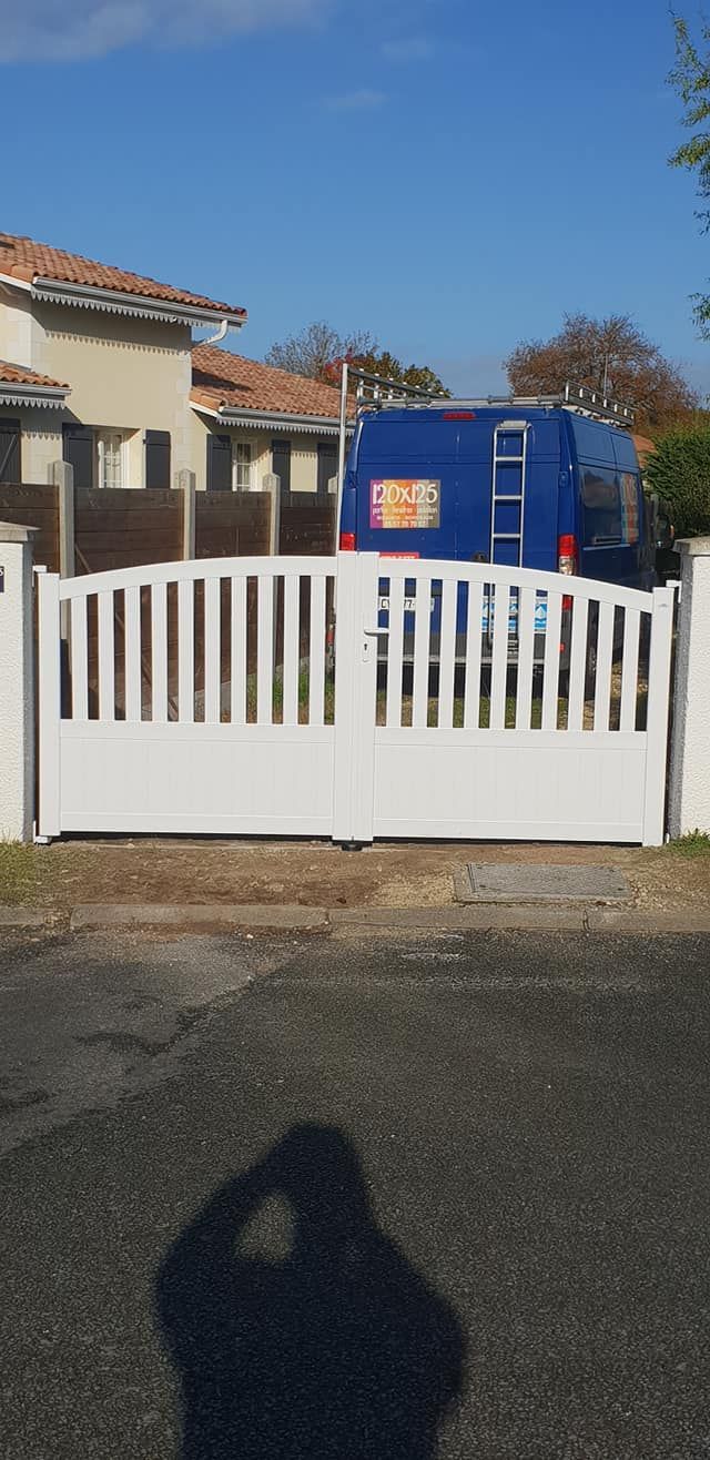 Portail battant blanc