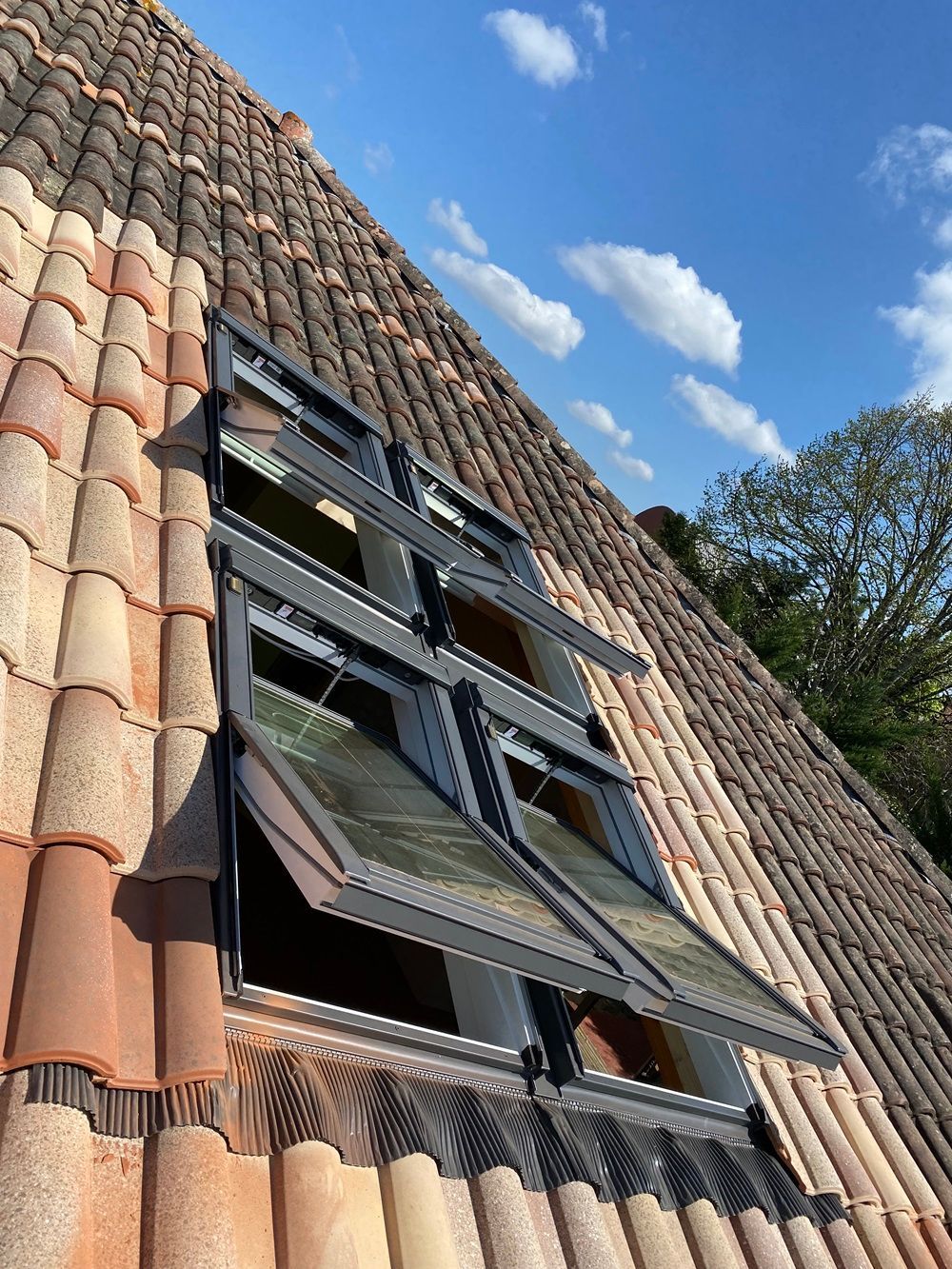Fenêtres de toit Velux à l'ouverture par projection