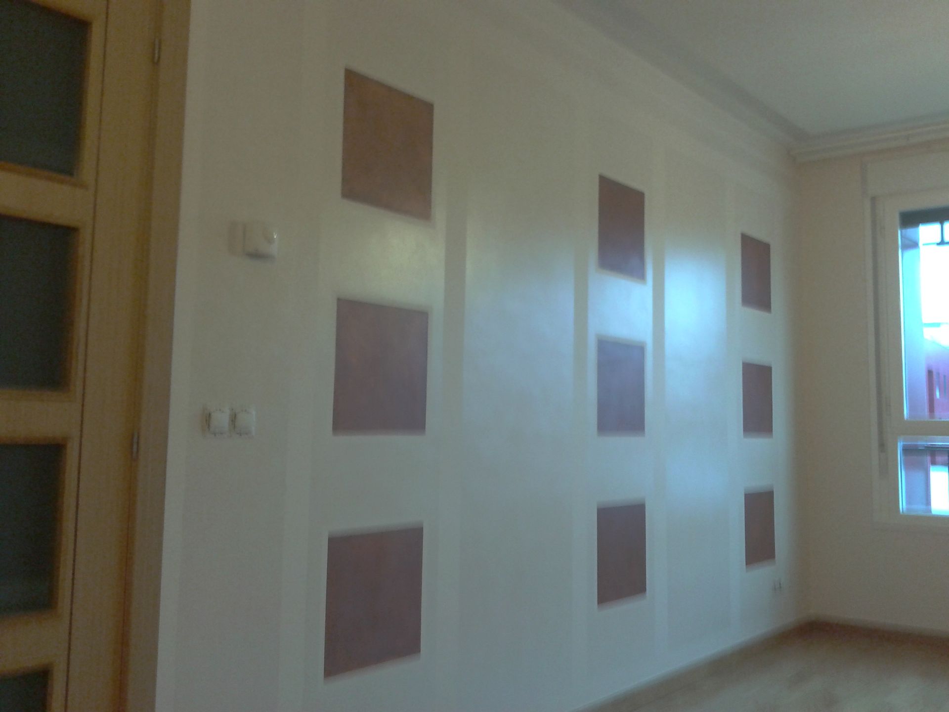 Una pared blanca con cuadrados pintados en ella