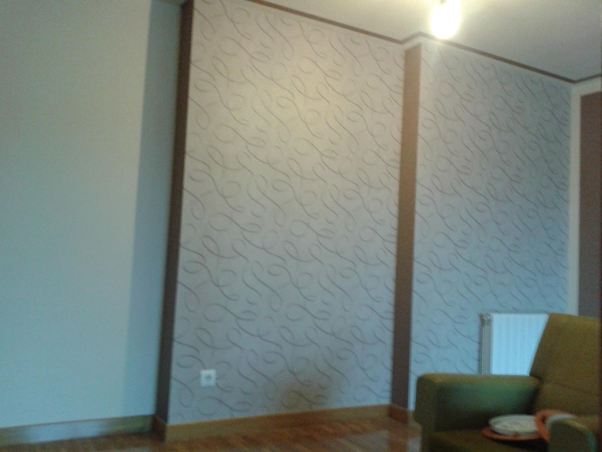 Una sala de estar con un sofá y una silla.