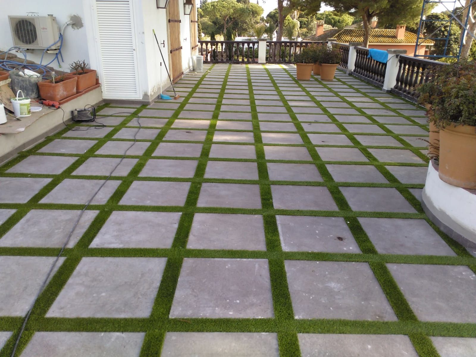 Un patio con algunas plantas en macetas.