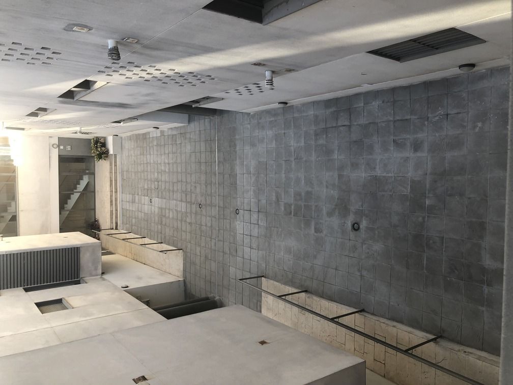 Una habitación con muchos azulejos en las paredes y el techo.