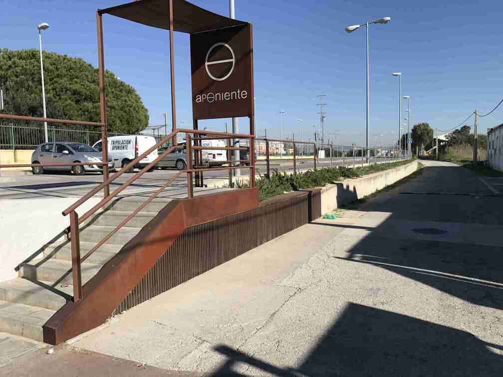 Una escalera con un cartel que dice e