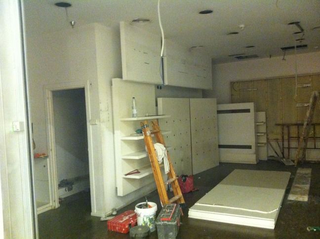 Una habitación con una escalera de madera en ella.