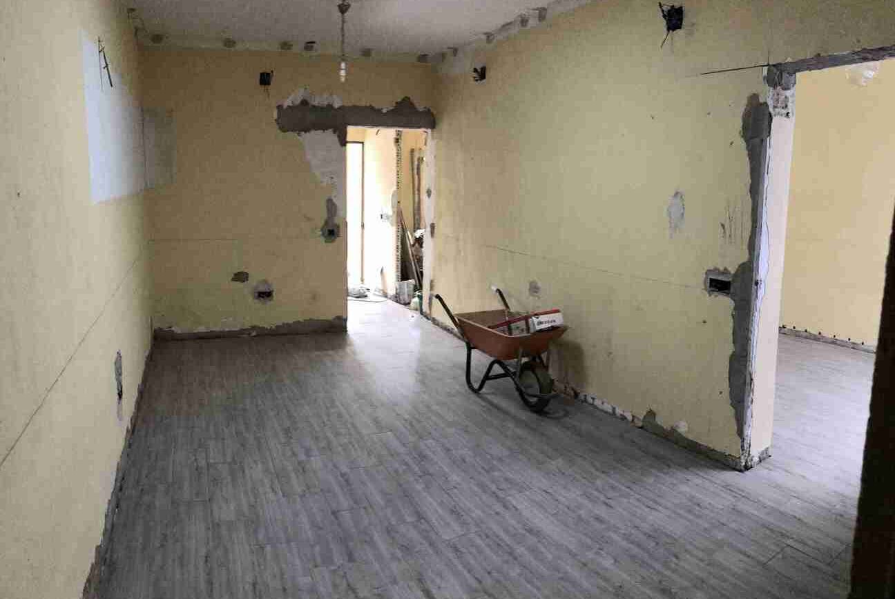 Hay una carretilla en el medio de la habitación.
