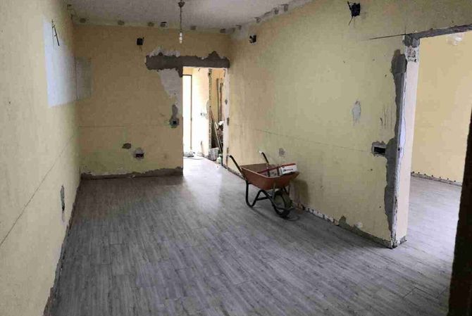 Hay una carretilla en el medio de la habitación.