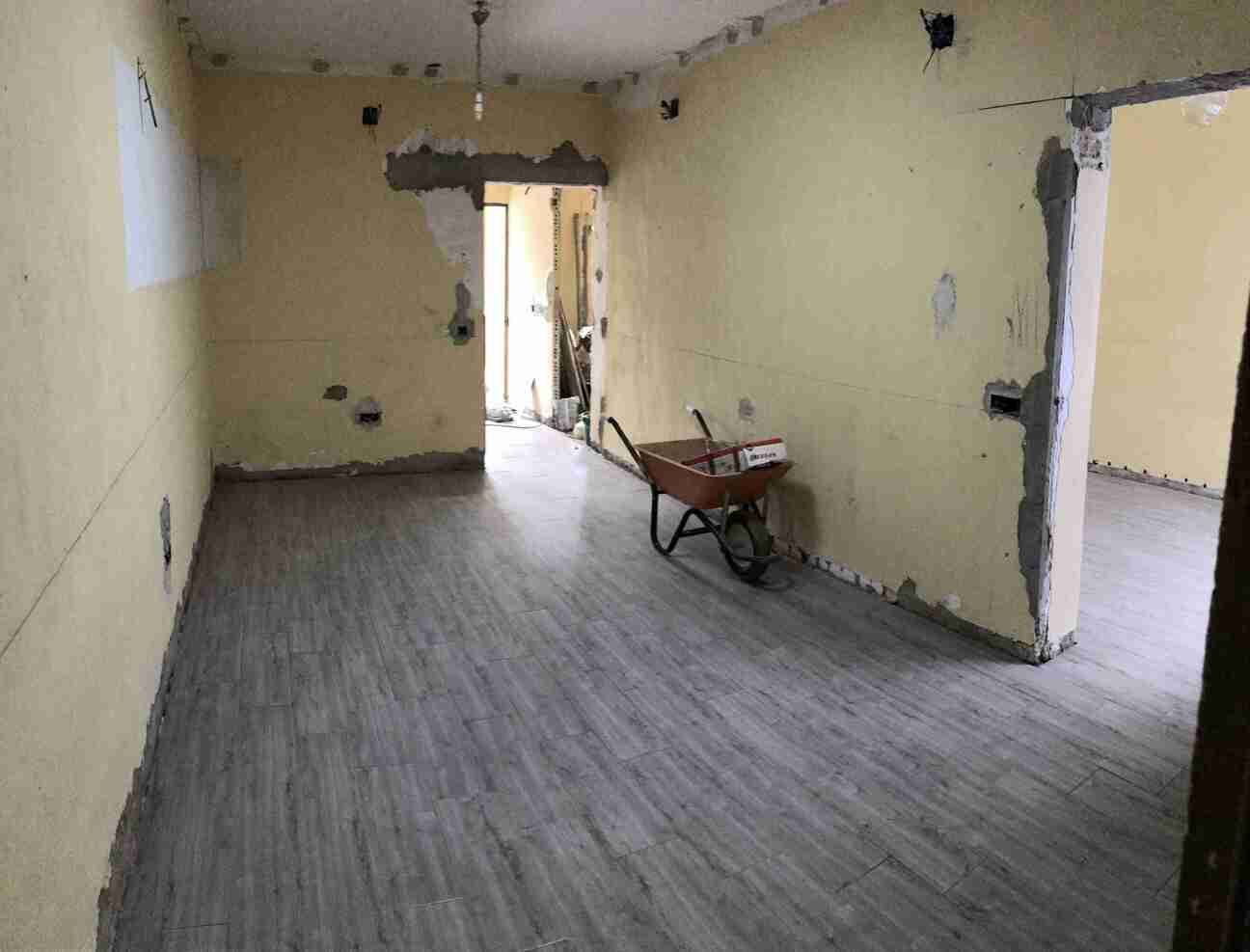 Hay una carretilla en el medio de la habitación.