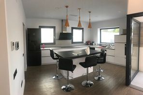 Una cocina con una mesa y sillas.