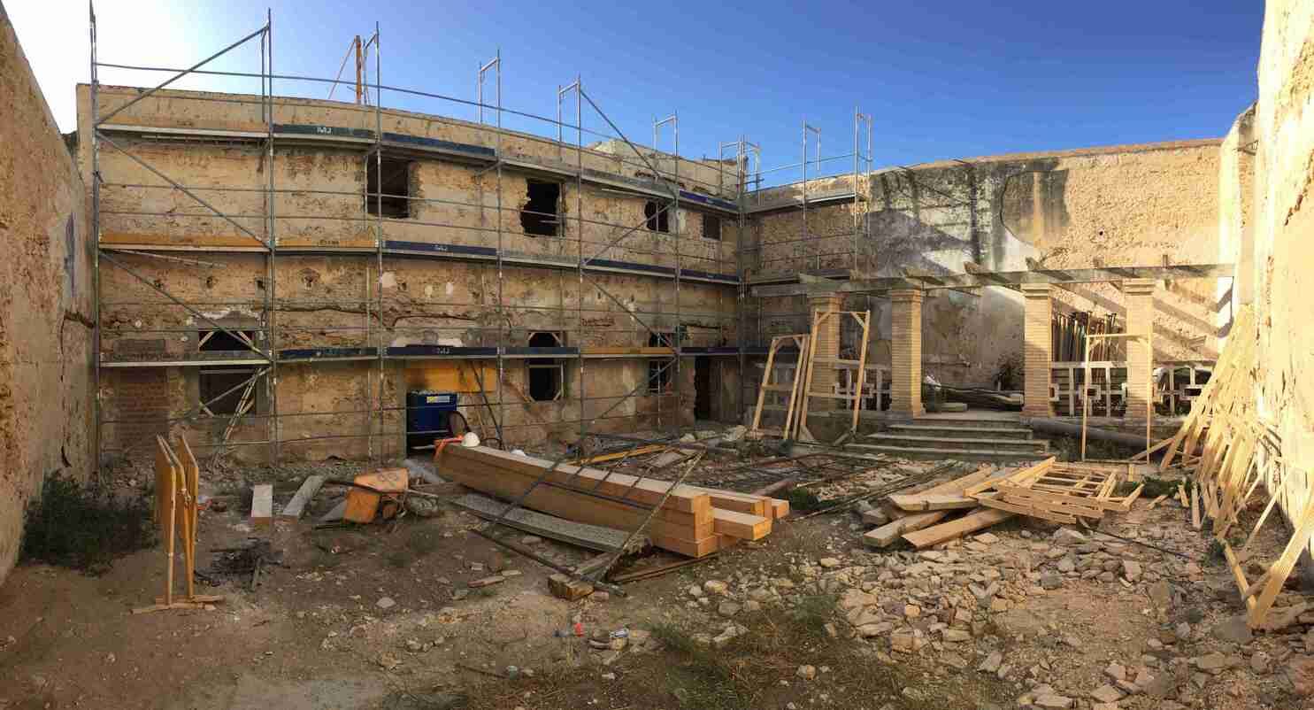 Un gran edificio en construcción con andamios a su alrededor.