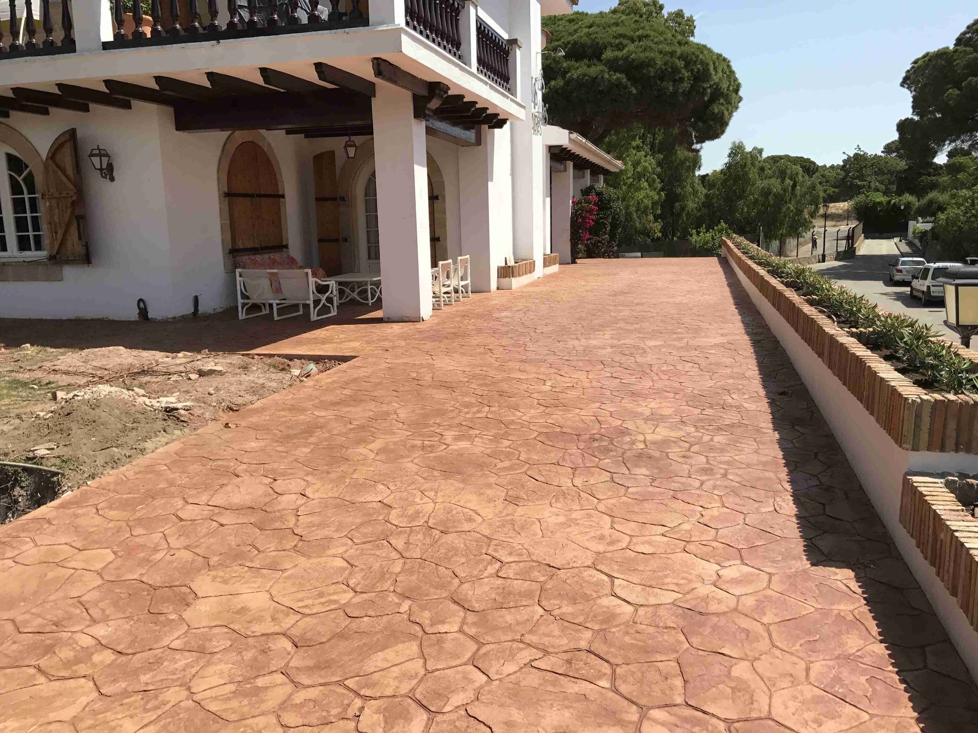 Una gran casa blanca con una pasarela de ladrillo que conduce a ella.