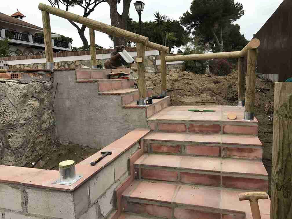 Un conjunto de escaleras que se están construyendo con una barandilla de madera.