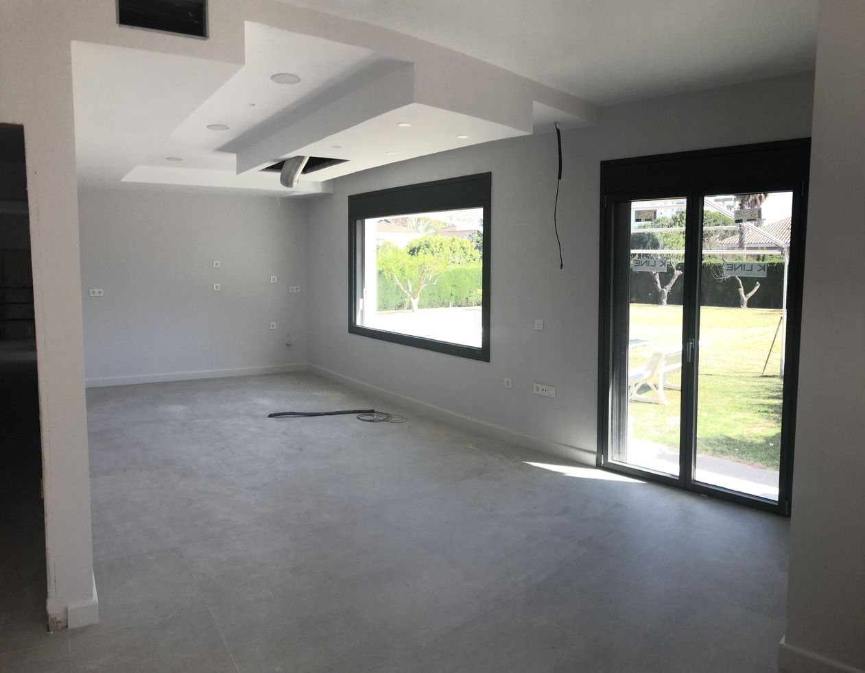 Una gran habitación vacía con muchas ventanas.