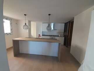 Una cocina con una gran isla en el medio de la habitación.