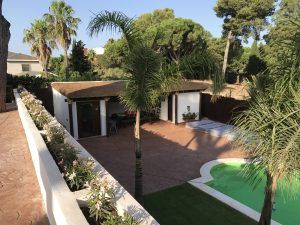 Hay una gran piscina en el patio trasero de una casa.