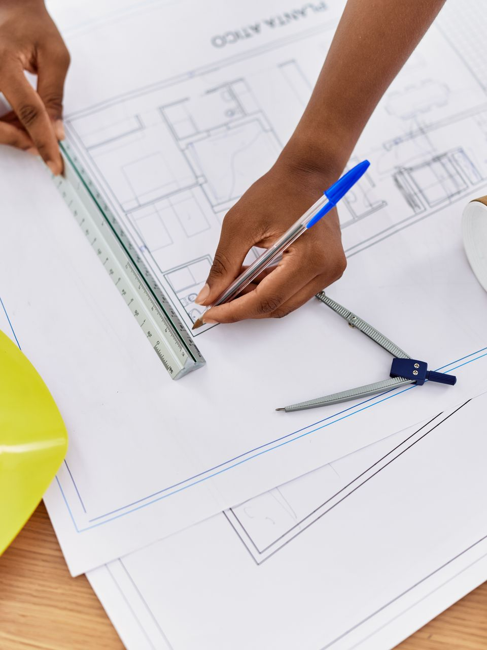 Une personne en costume examine des documents, à côté d'une échelle d'évaluation de l'efficacité énergétique en forme de maison.