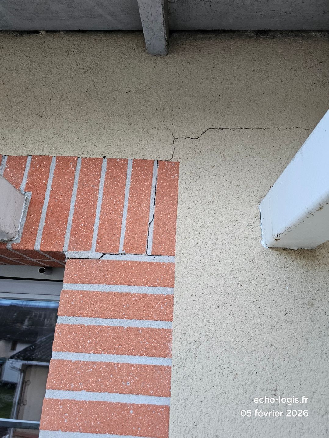 Fissure en angle de fenêtre