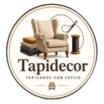 Logotipo circular de Tapidecor con sillón beige, rollos de tela y carrete de hilo; texto: “Tapidecor, Tapizados con estilo”