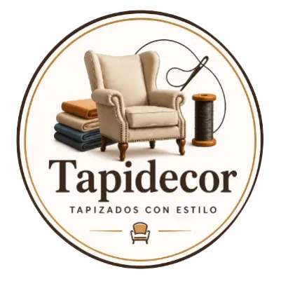 Logotipo circular de Tapidecor con sillón beige, rollos de tela y carrete de hilo; texto: “Tapidecor, Tapizados con estilo”