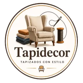 Logotipo circular de Tapidecor con sillón beige, rollos de tela y carrete de hilo; texto: “Tapidecor, Tapizados con estilo”