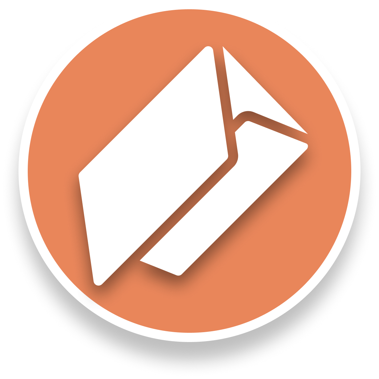 Weißes Briefumschlag-Symbol auf orangefarbenem Kreis.