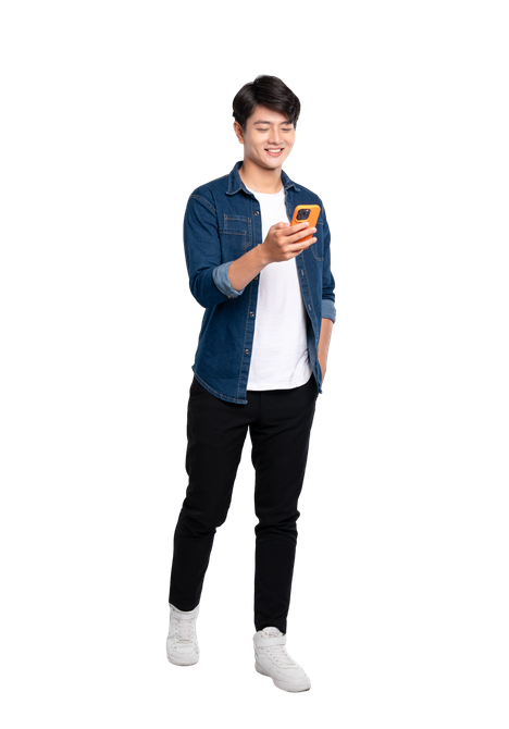 Personne en chemise et pantalon regardant un téléphone.