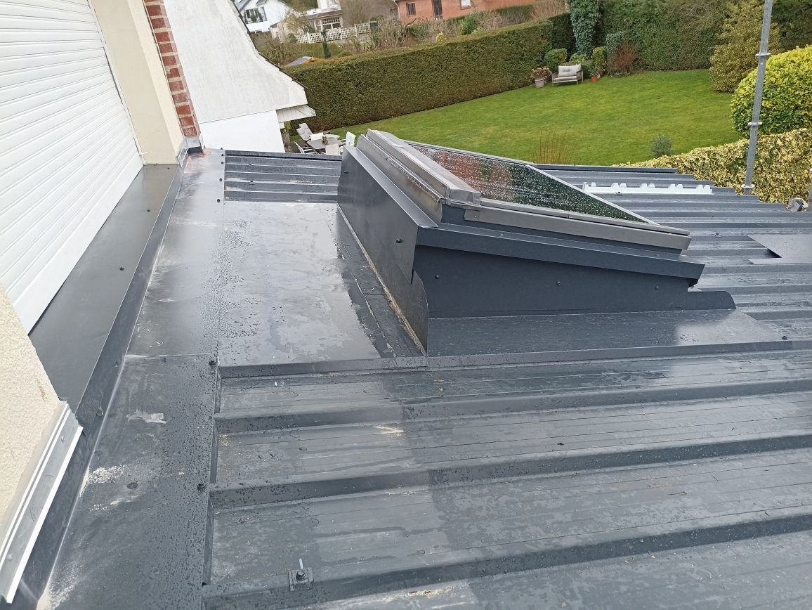 Toit plat avec solins métalliques, puits de lumière et bardage