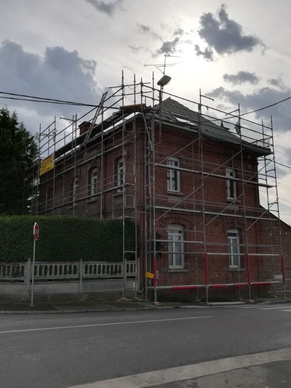 Maison en briques en rénovation avec des échafaudages