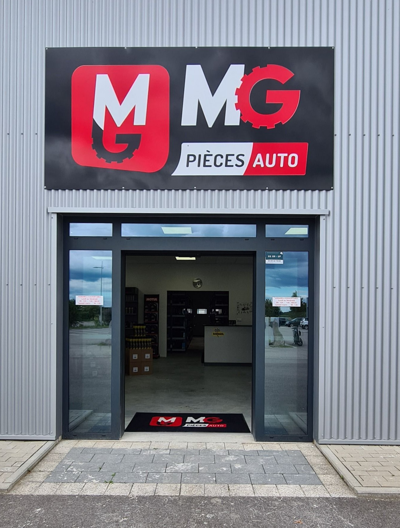 Façade du magasin MG Pièces Auto.
