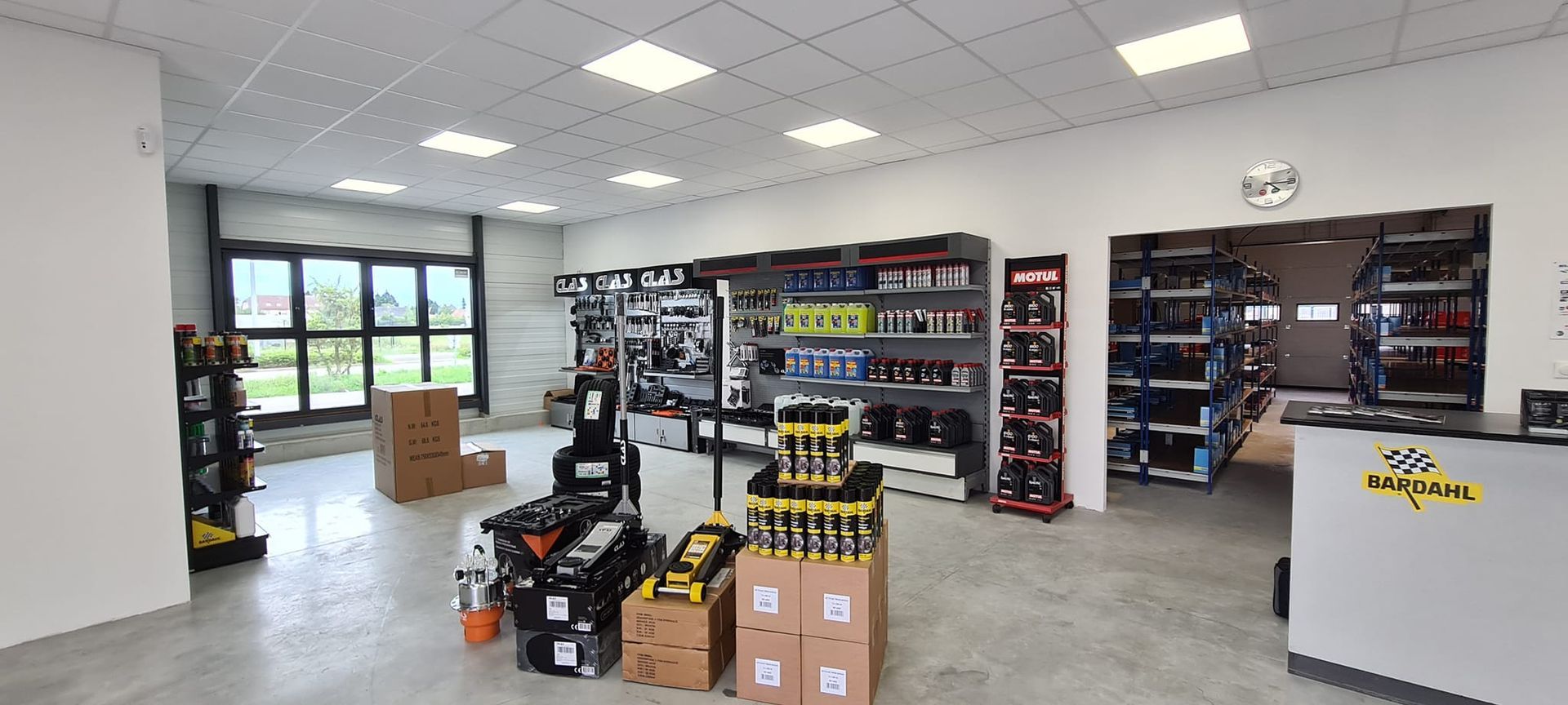 Un magasin de pièces automobiles lumineux et spacieux.