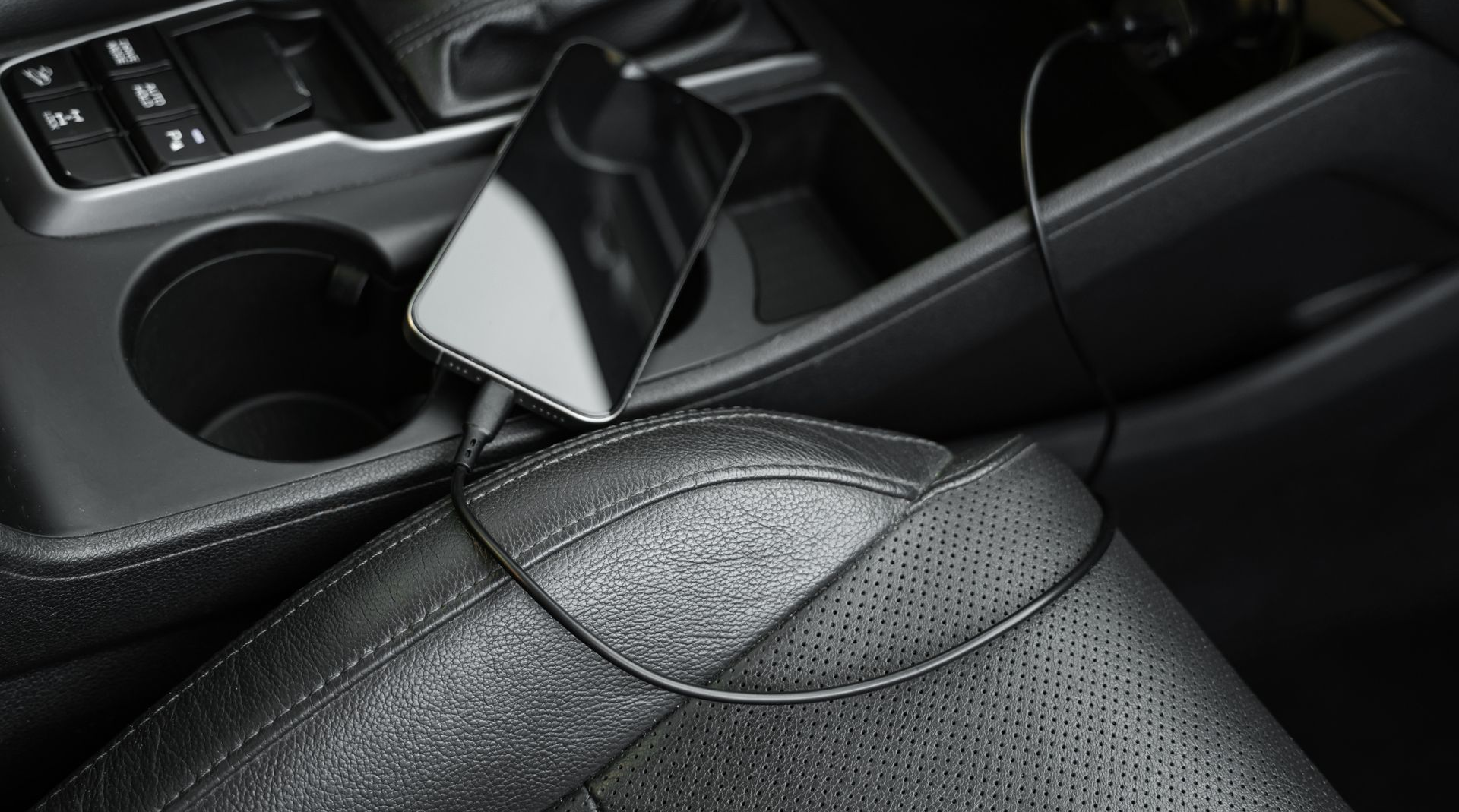 Téléphone branché dans une voiture