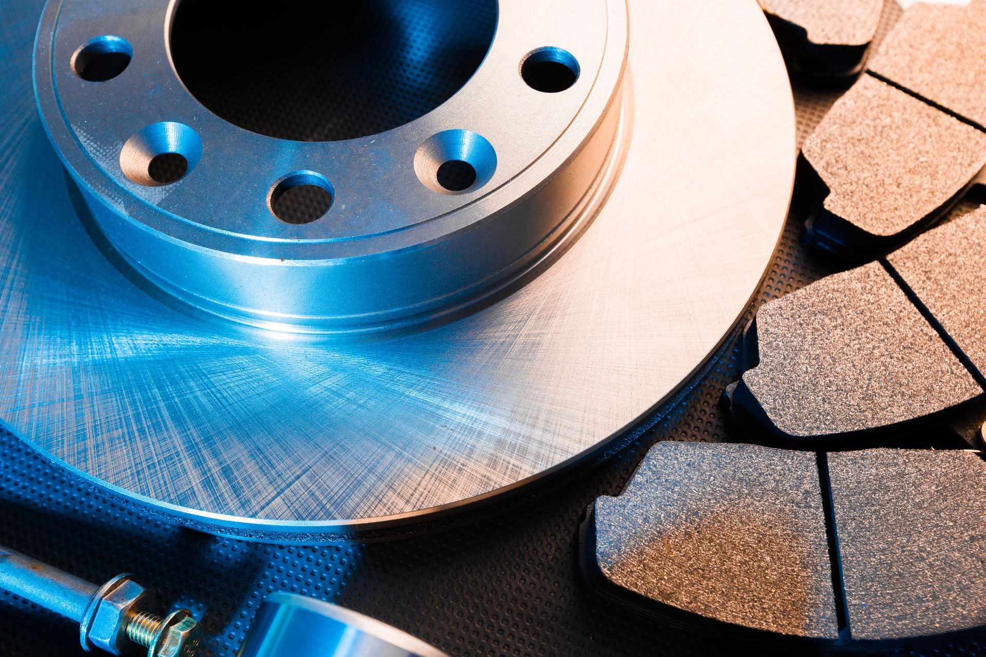 Gros plan sur un disque de frein ventilé.