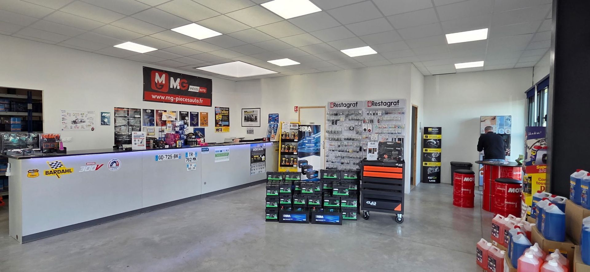 Intérieur du magasin avec des cartons de produits et des pneus empilés