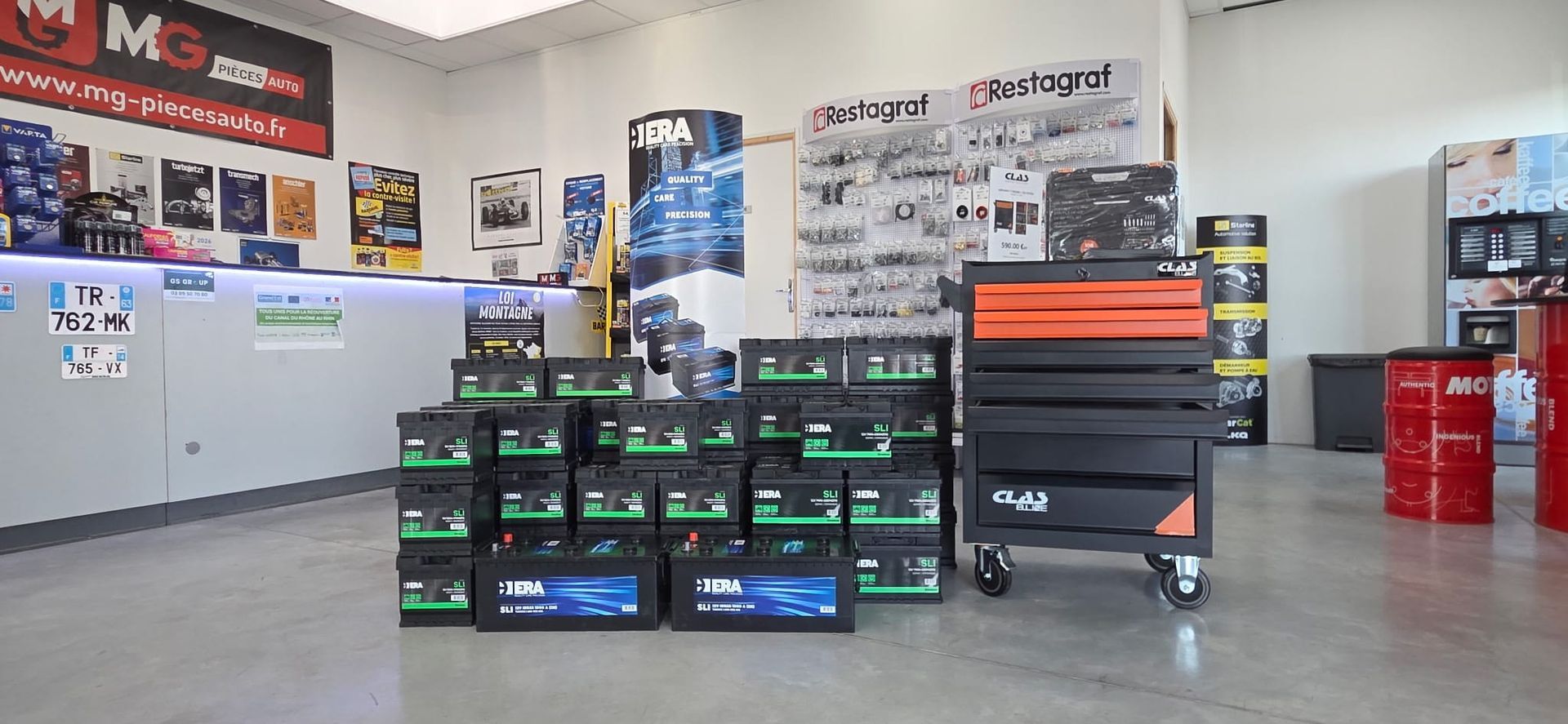 Intérieur du magasin avec batteries en premier plan