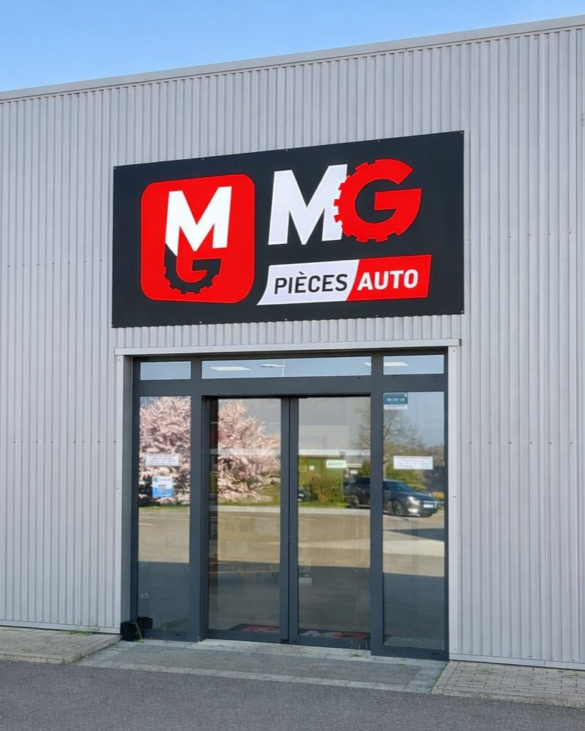 L'entrée principale du magasin MG Pièces Auto.