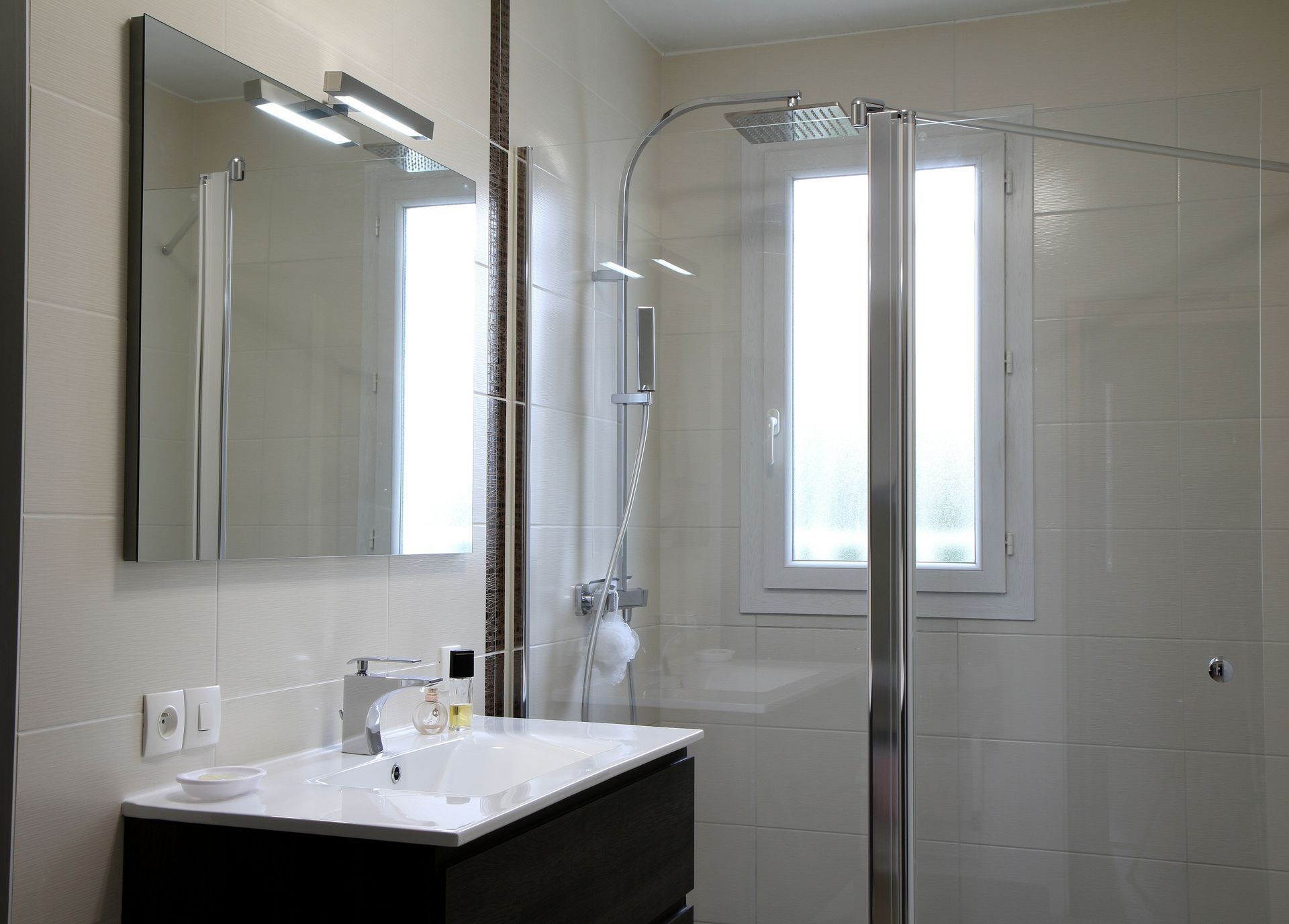 Salle de bains avec carrelage blanc