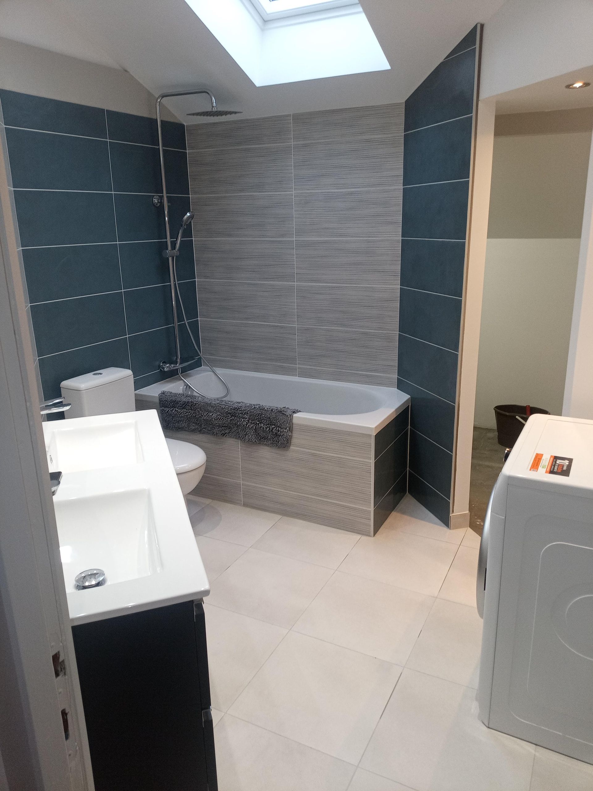 Salle de bains avec baignoire