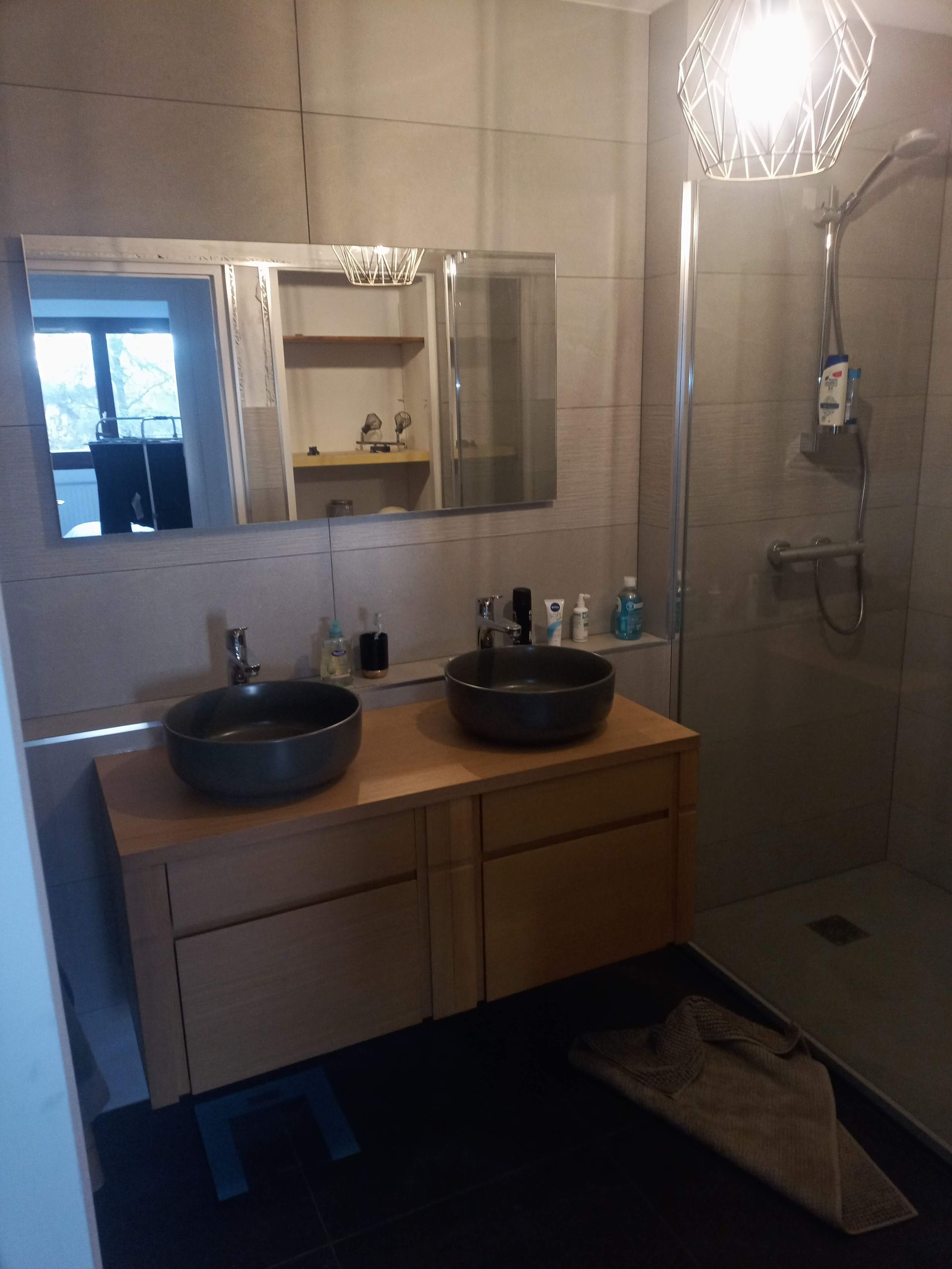 Salle de bains avec double vasque