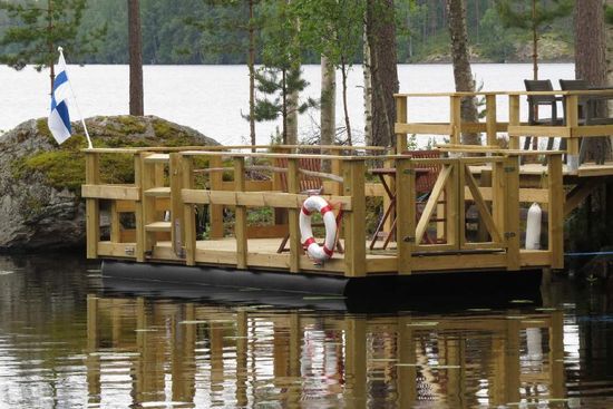 Puinen ponttoonilaituri