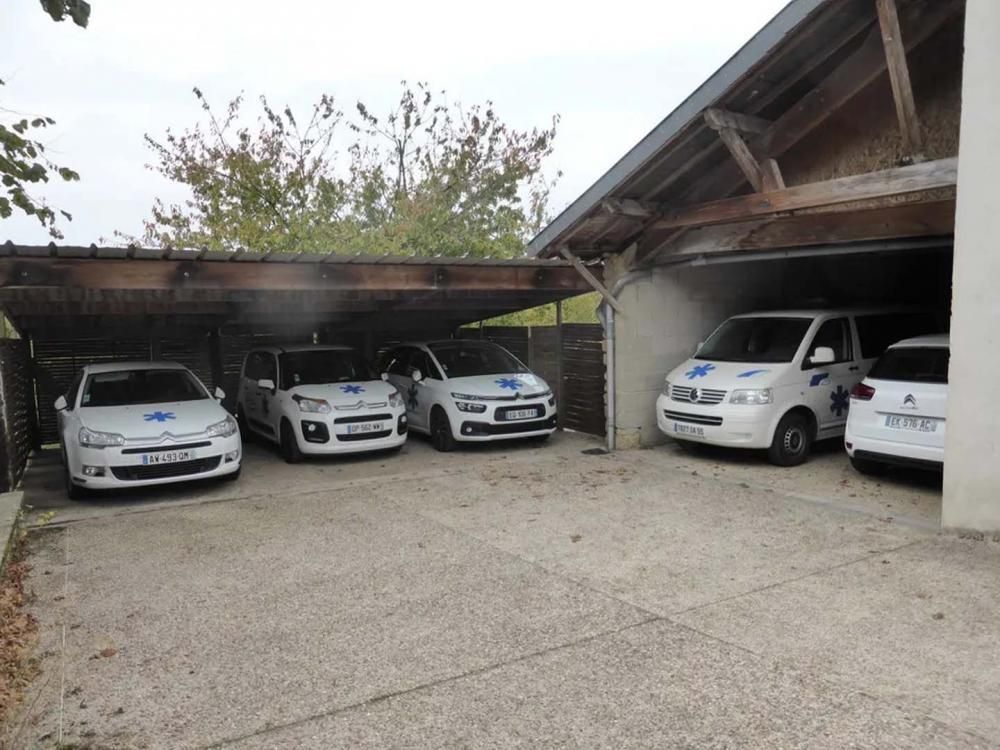 Véhicules sanitaires garés