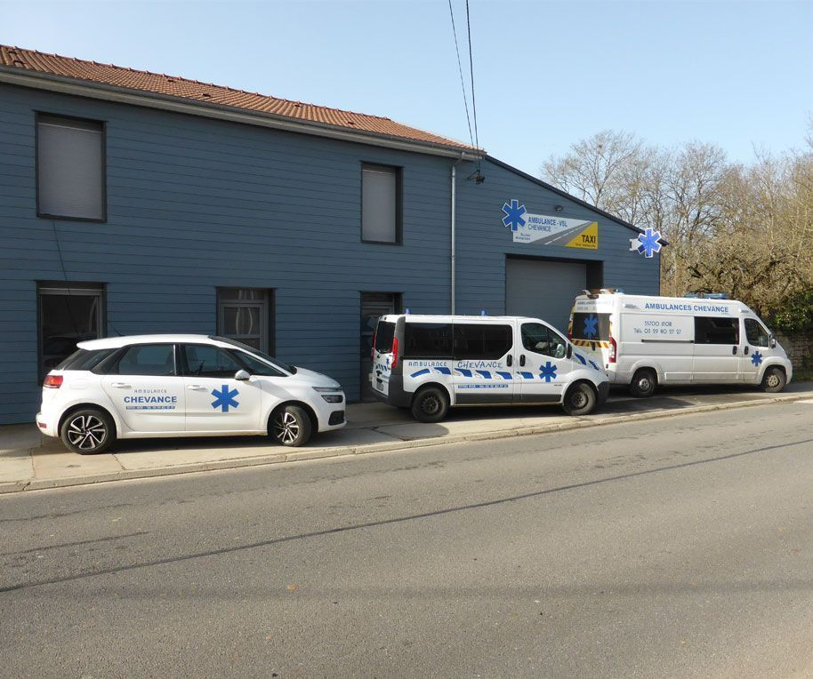 Véhicules sanitaires stationnés devant la société