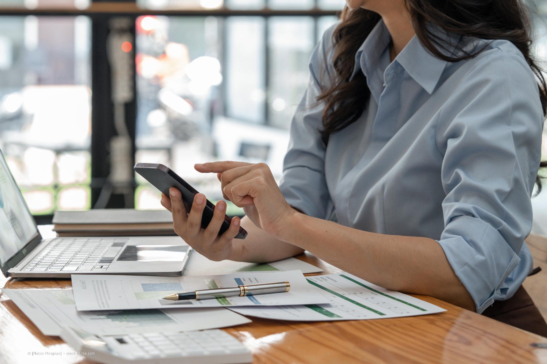 Steuerberaterin bei der Arbeit