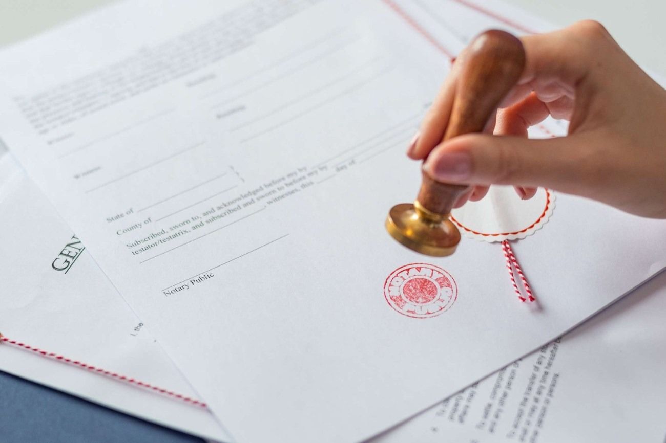 Una persona está sellando un documento con un sello.