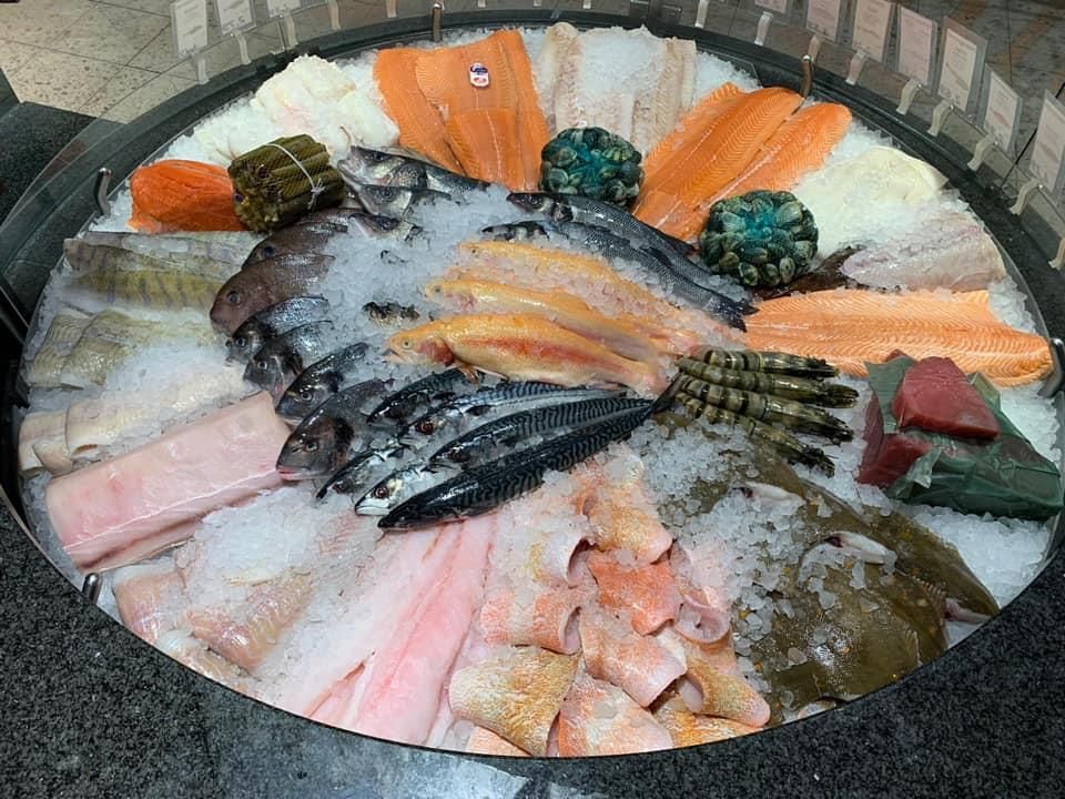 Verschiedene Meeresfrüchte werden kreisförmig auf Eis präsentiert.