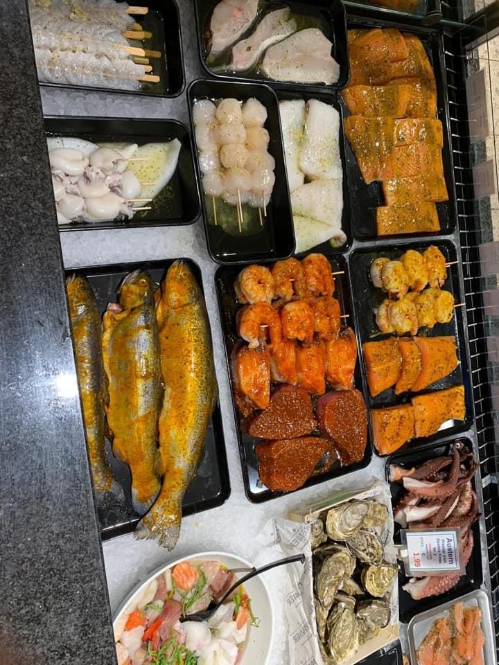 Auf der Theke stehen viele unterschiedliche Speisen.