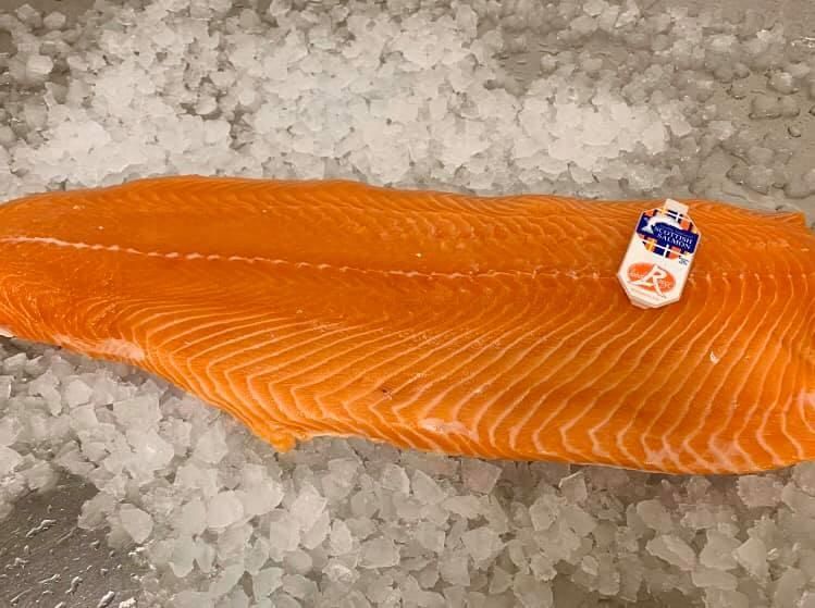 Ein Stück Lachs liegt auf dem Eis.
