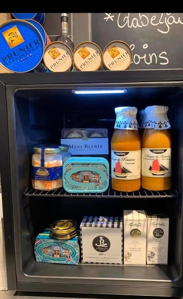 Ein kleiner Kühlschrank gefüllt mit viel Essen und Getränken.